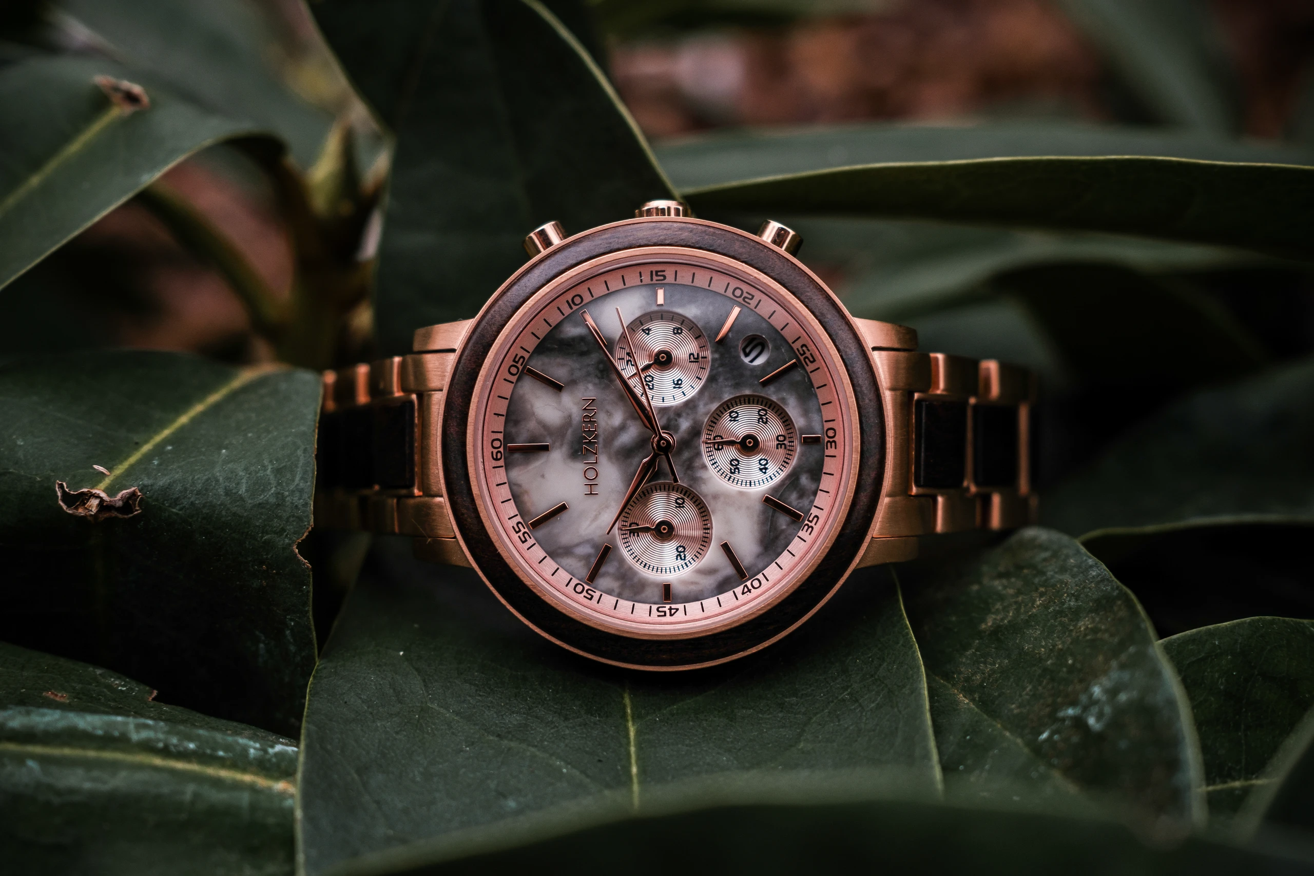 Gewinnen Sie eine einzigartige Uhr von Holzkern und 4x stilvolle Ketten