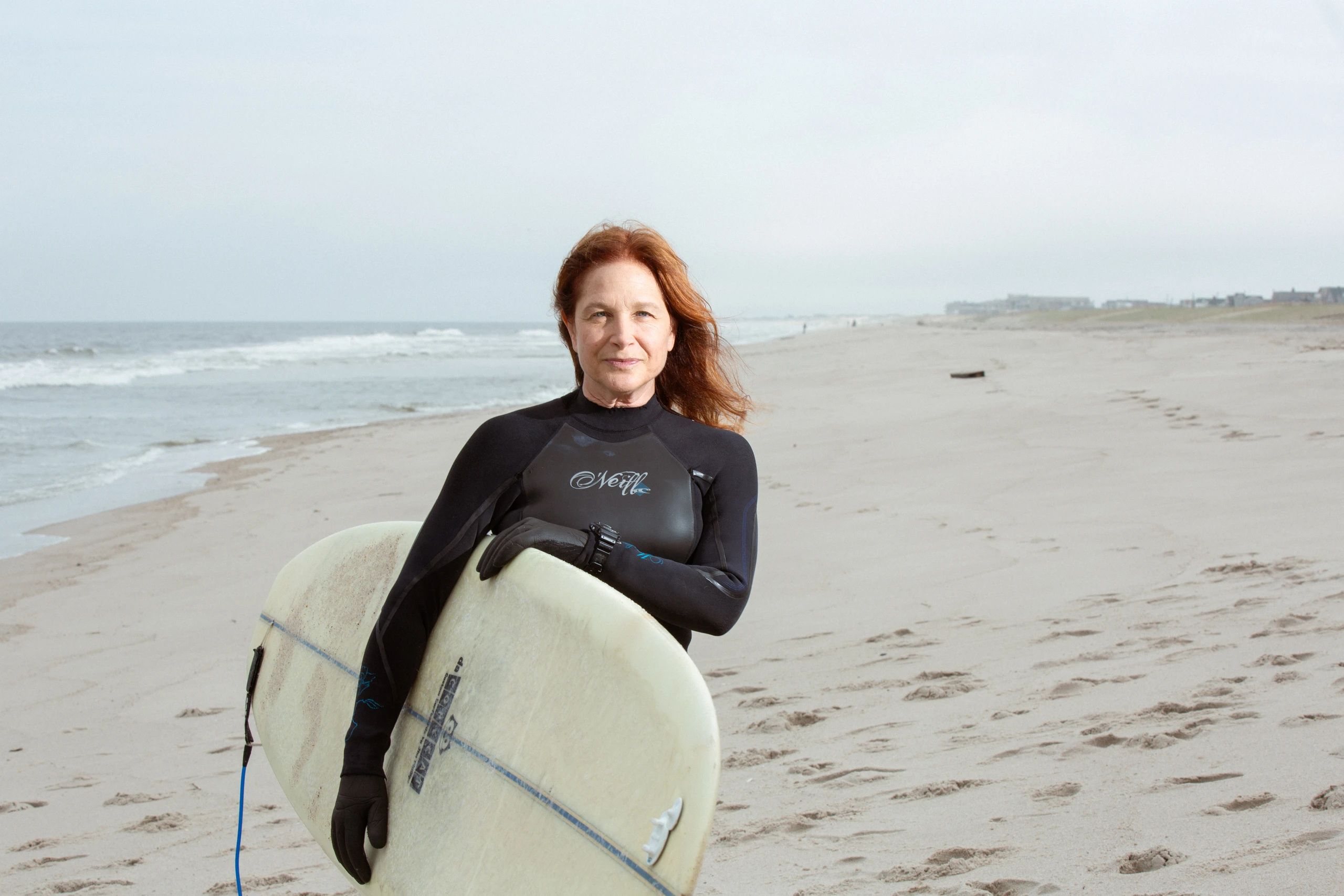 Frau mit Surfboard