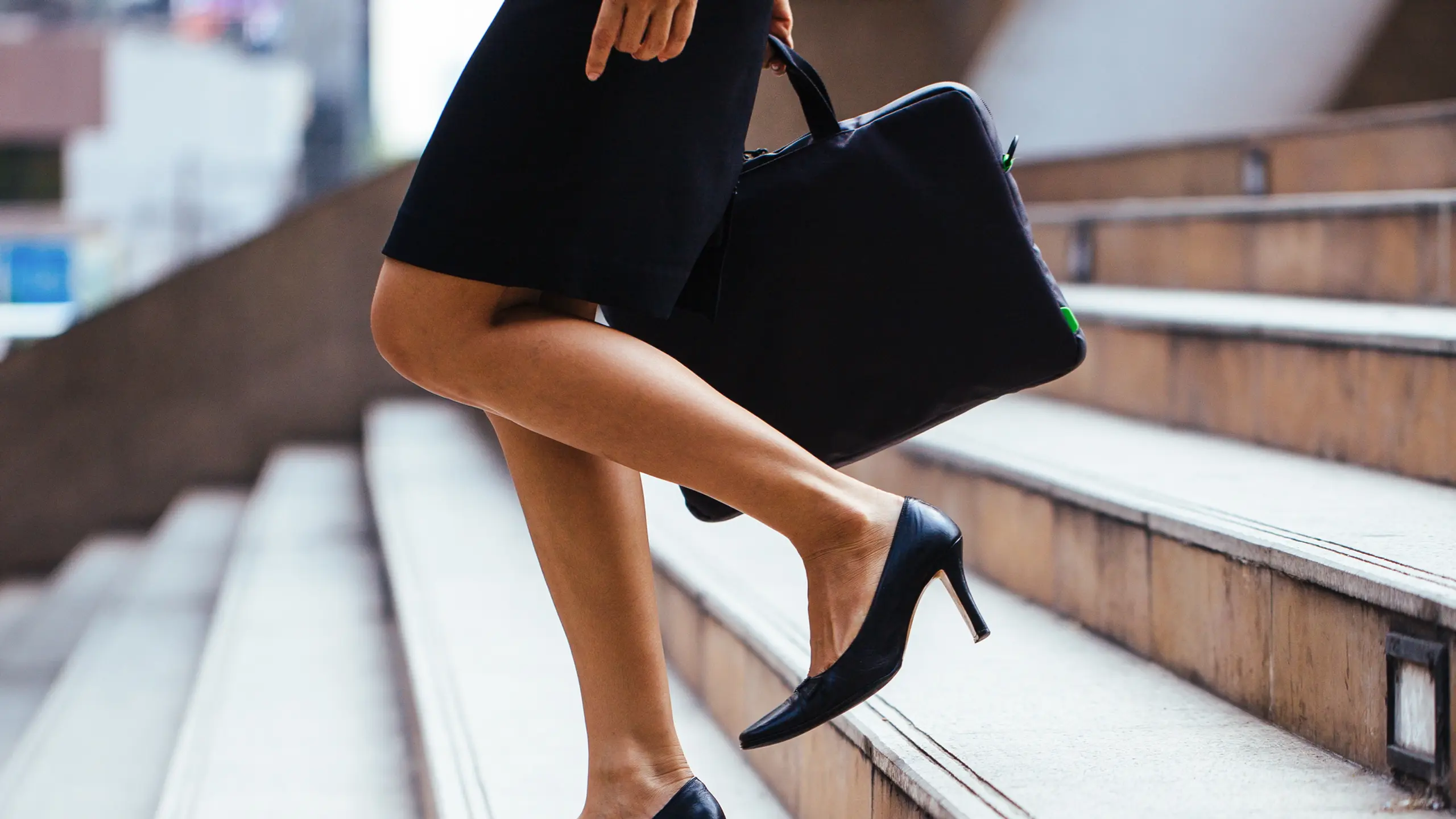 Business Frau geht die Treppen runter