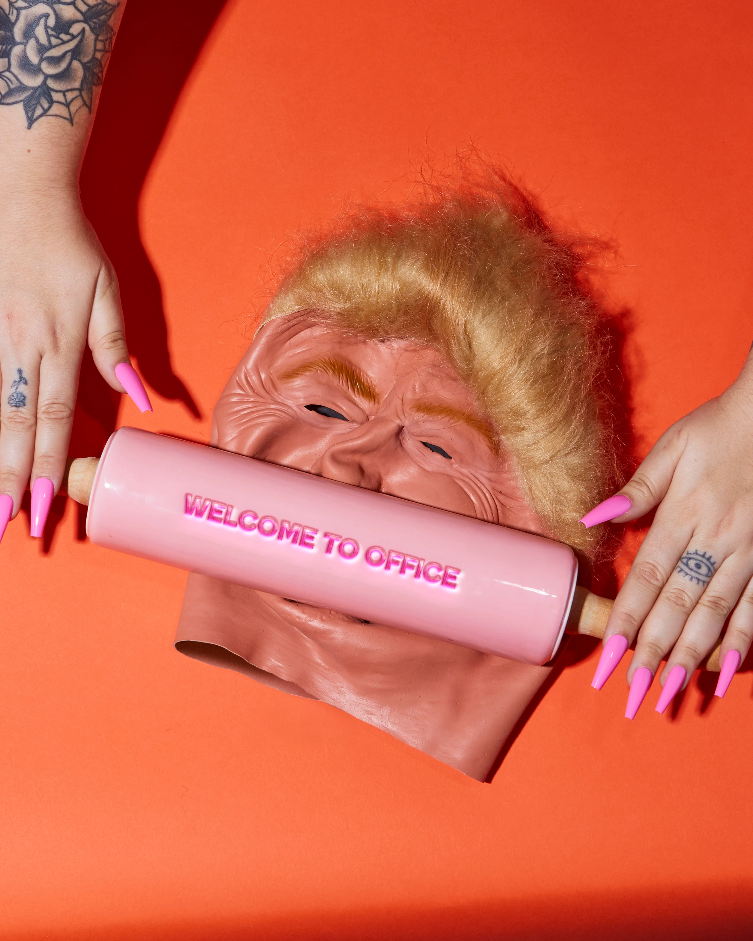 Gummimaske von Donald Trump wird mit Teigroller bearbeitet