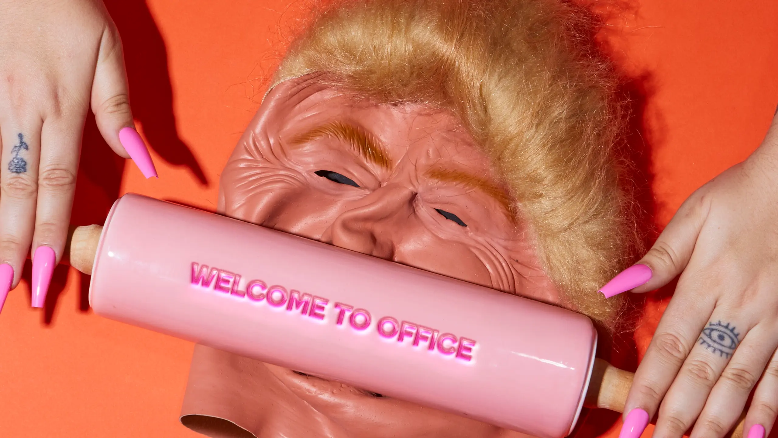 Gummimaske von Donald Trump wird mit Teigroller bearbeitet