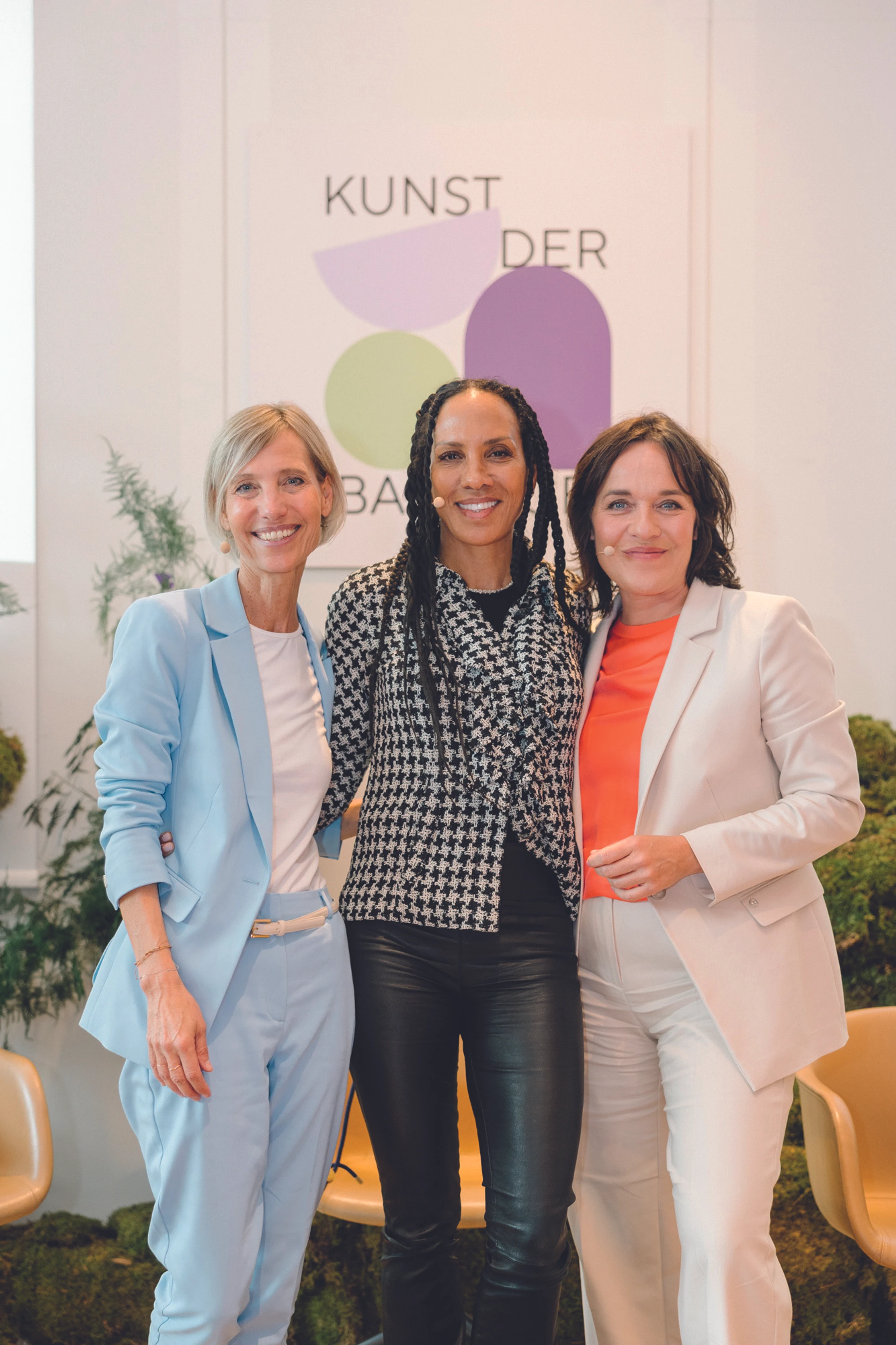 3 Frauen stehen vor einem Kunst der Balance Banner.