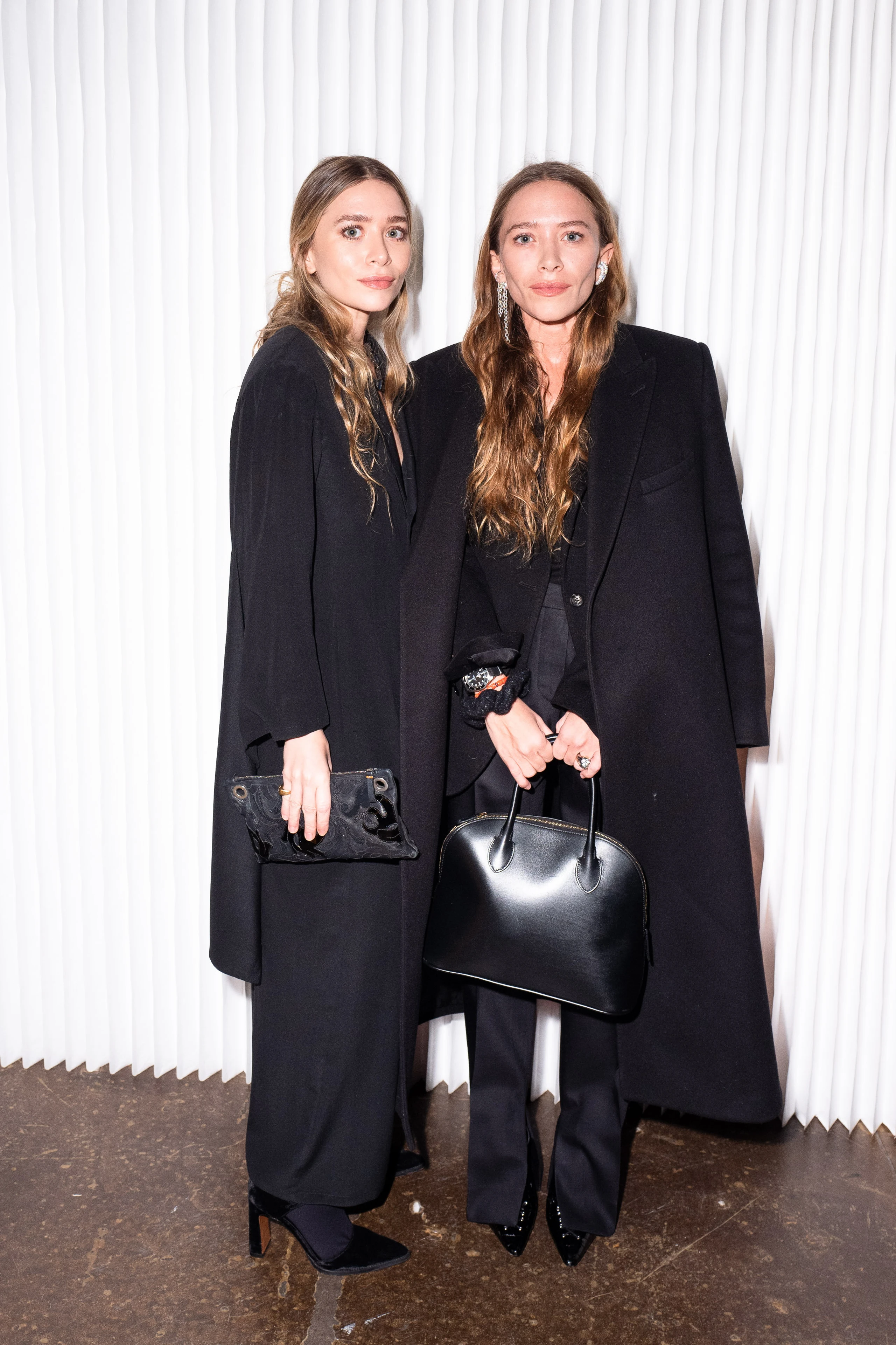Mary-Kate und Ashley Olsen in coolen All-Black-Styles.