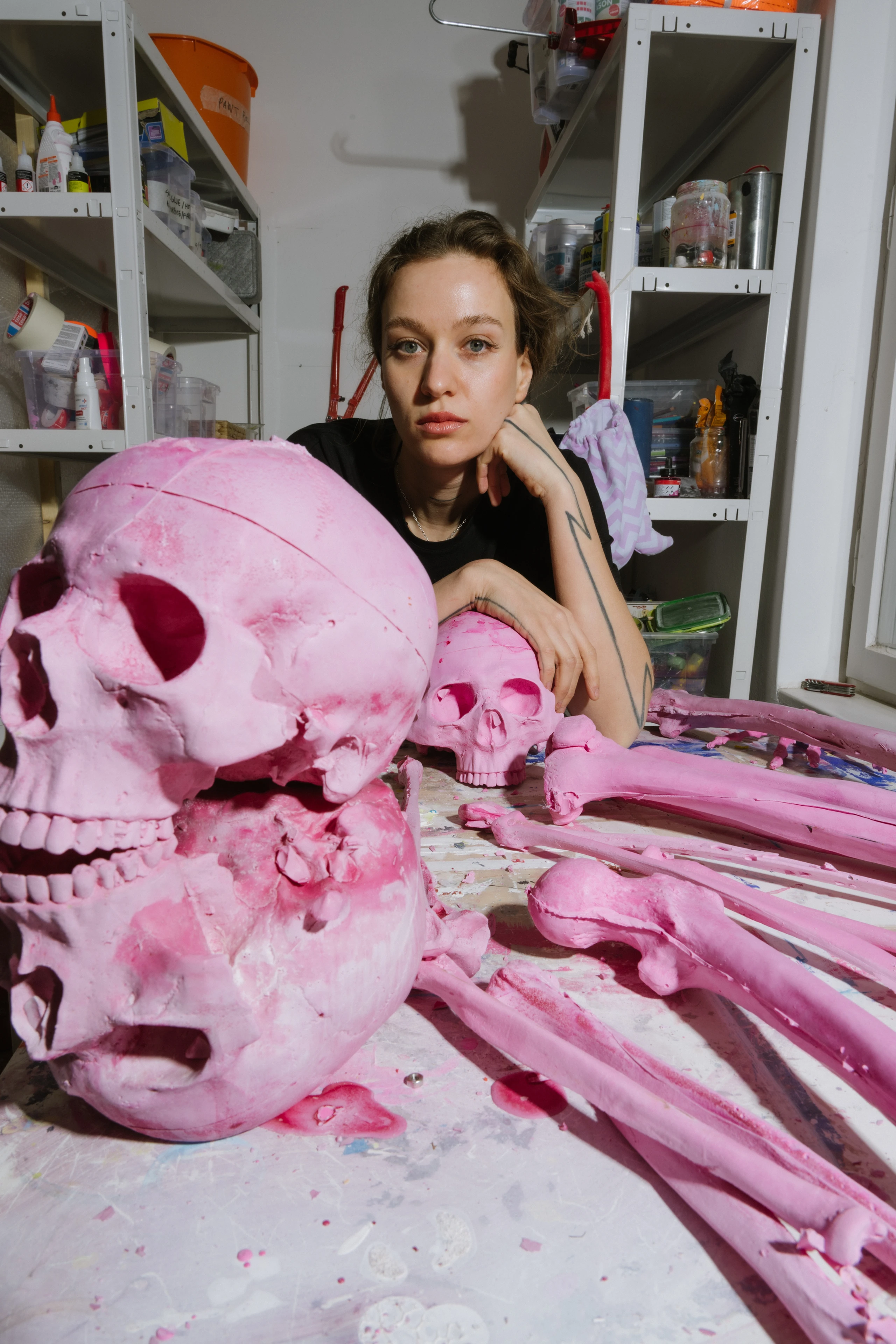 Die Künstlerin Kata Oelschlägel mit Totenköpfen