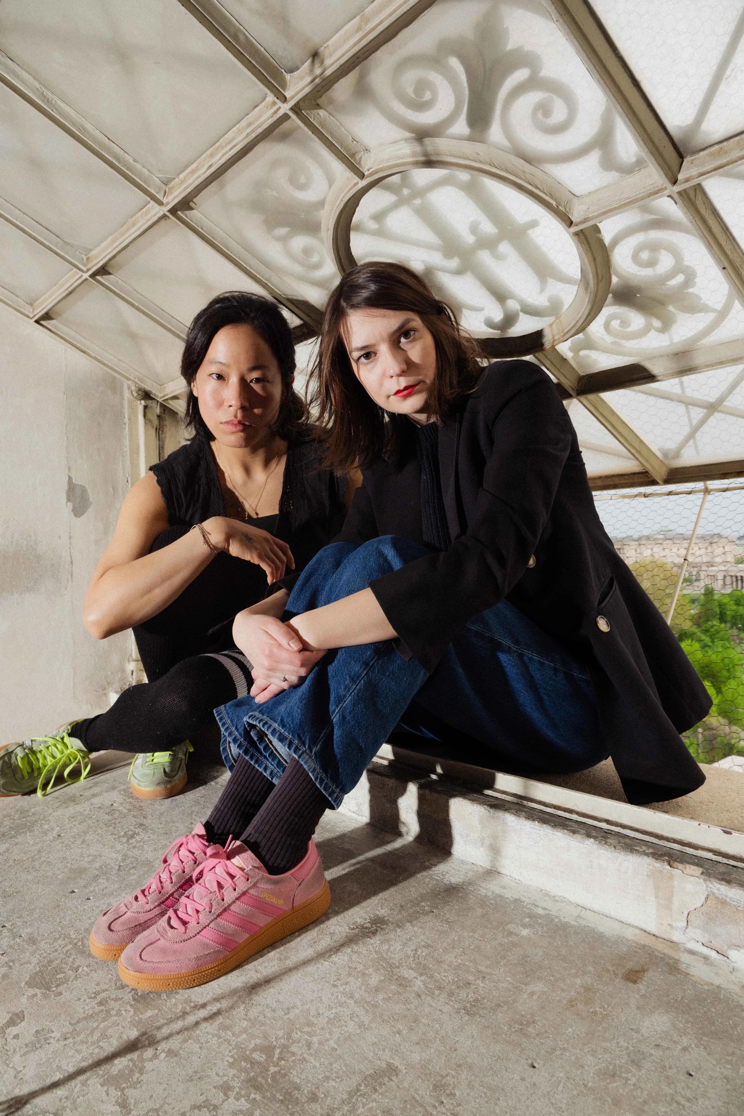 Kotti Yun und Marie Schleef am Lusterboden des Burgtheaters