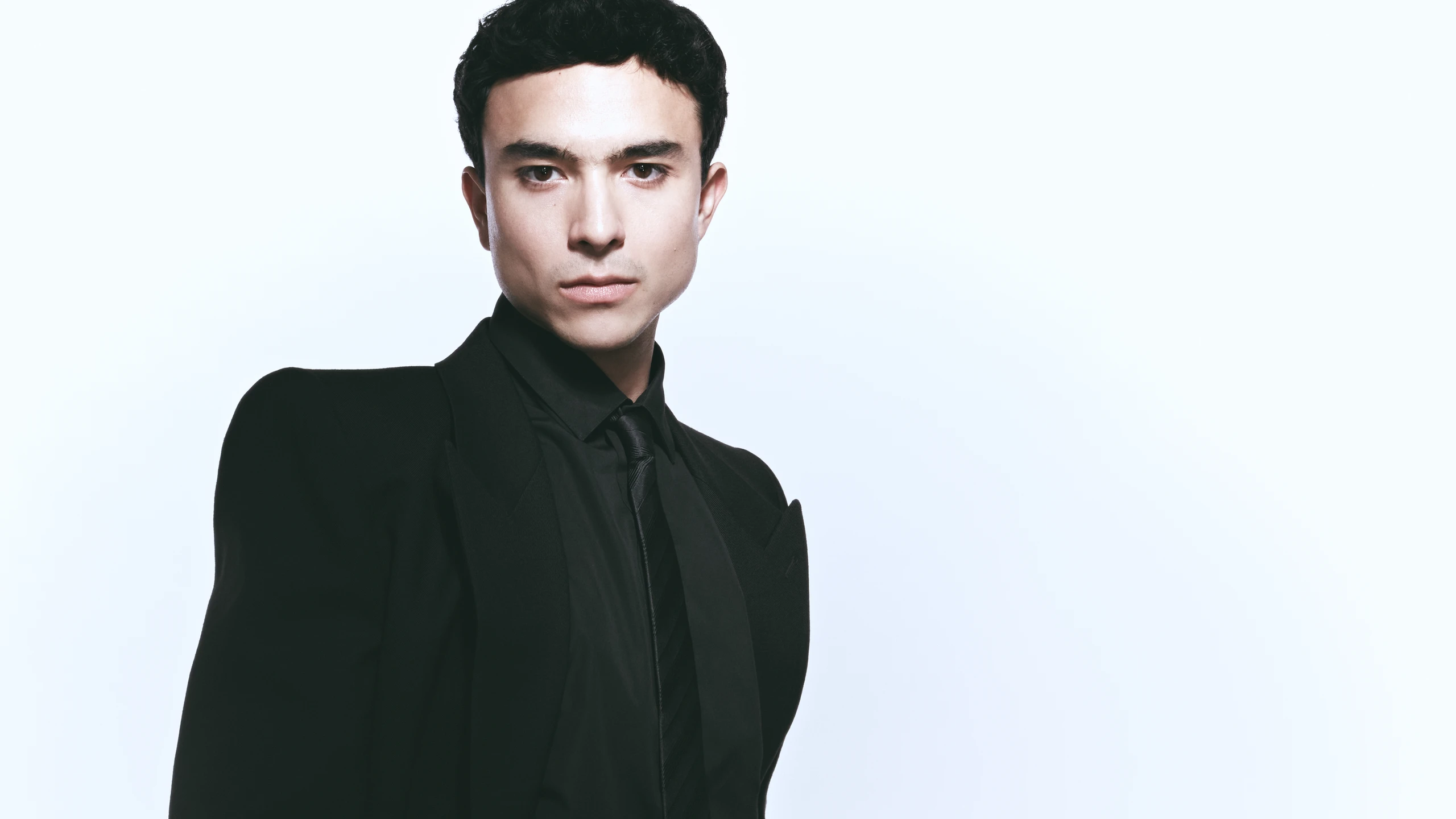 Porträt von Sam Visser vor weißer Wand