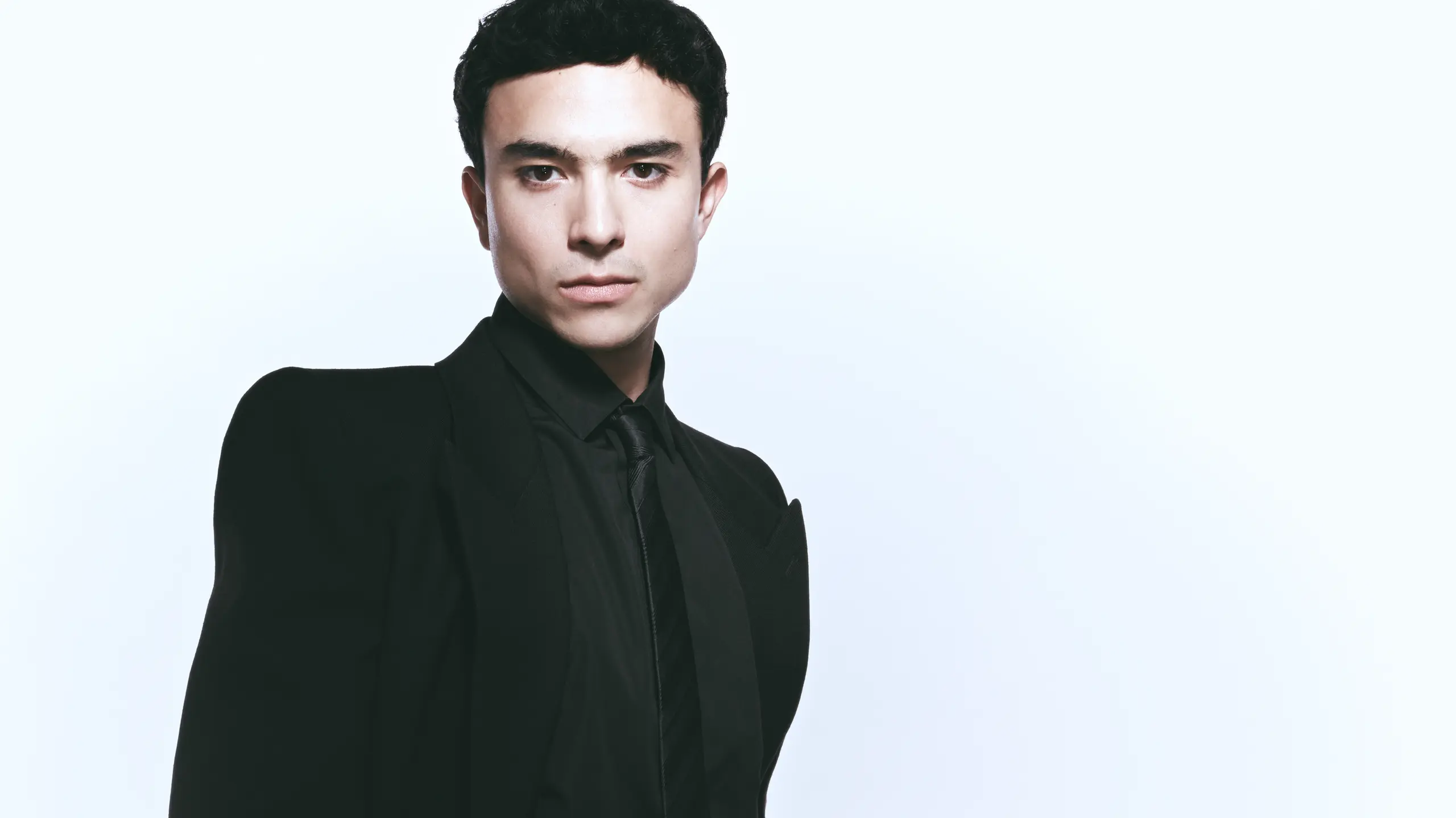 Porträt von Sam Visser vor weißer Wand