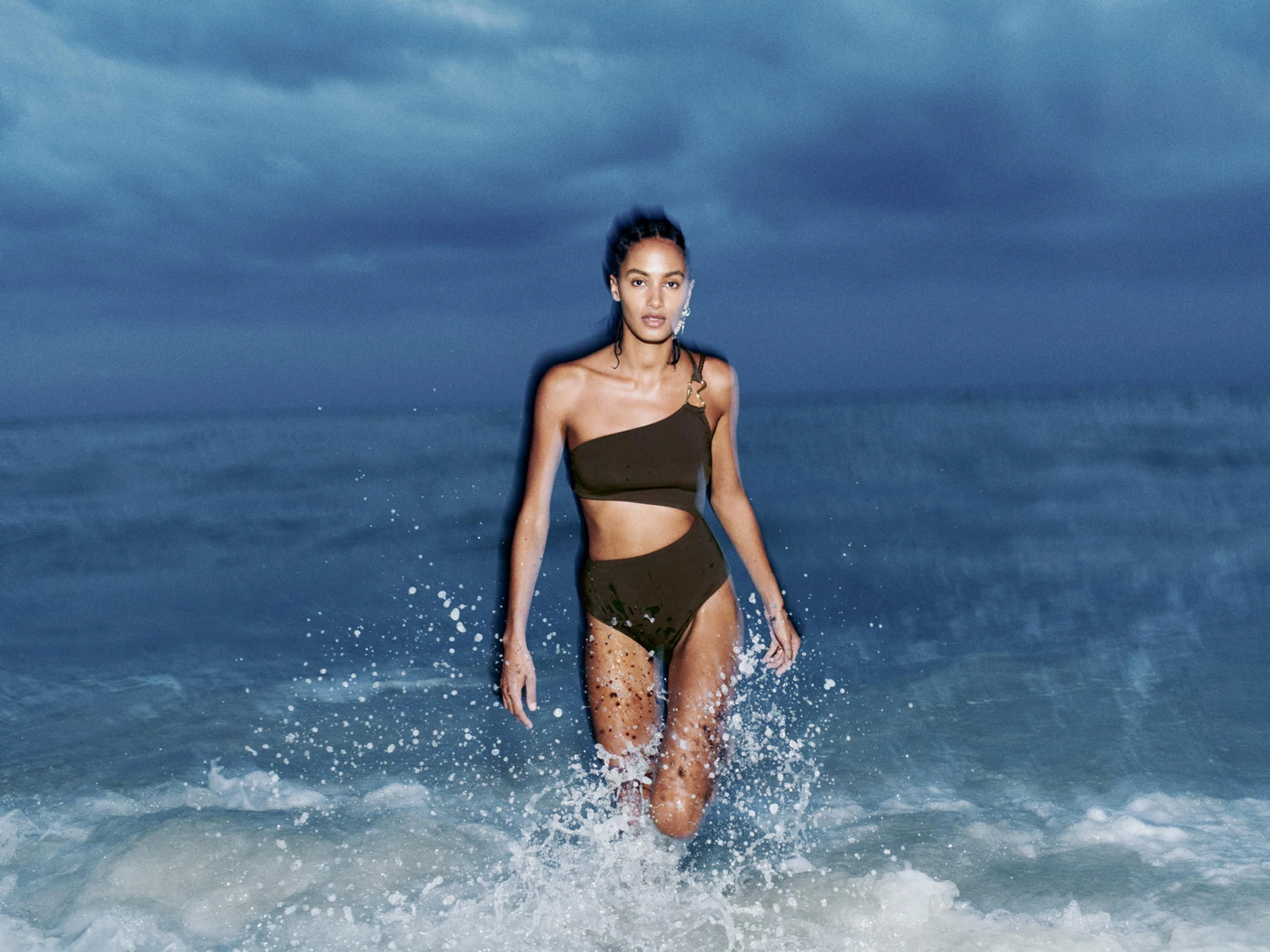 © H&M Blurred image background