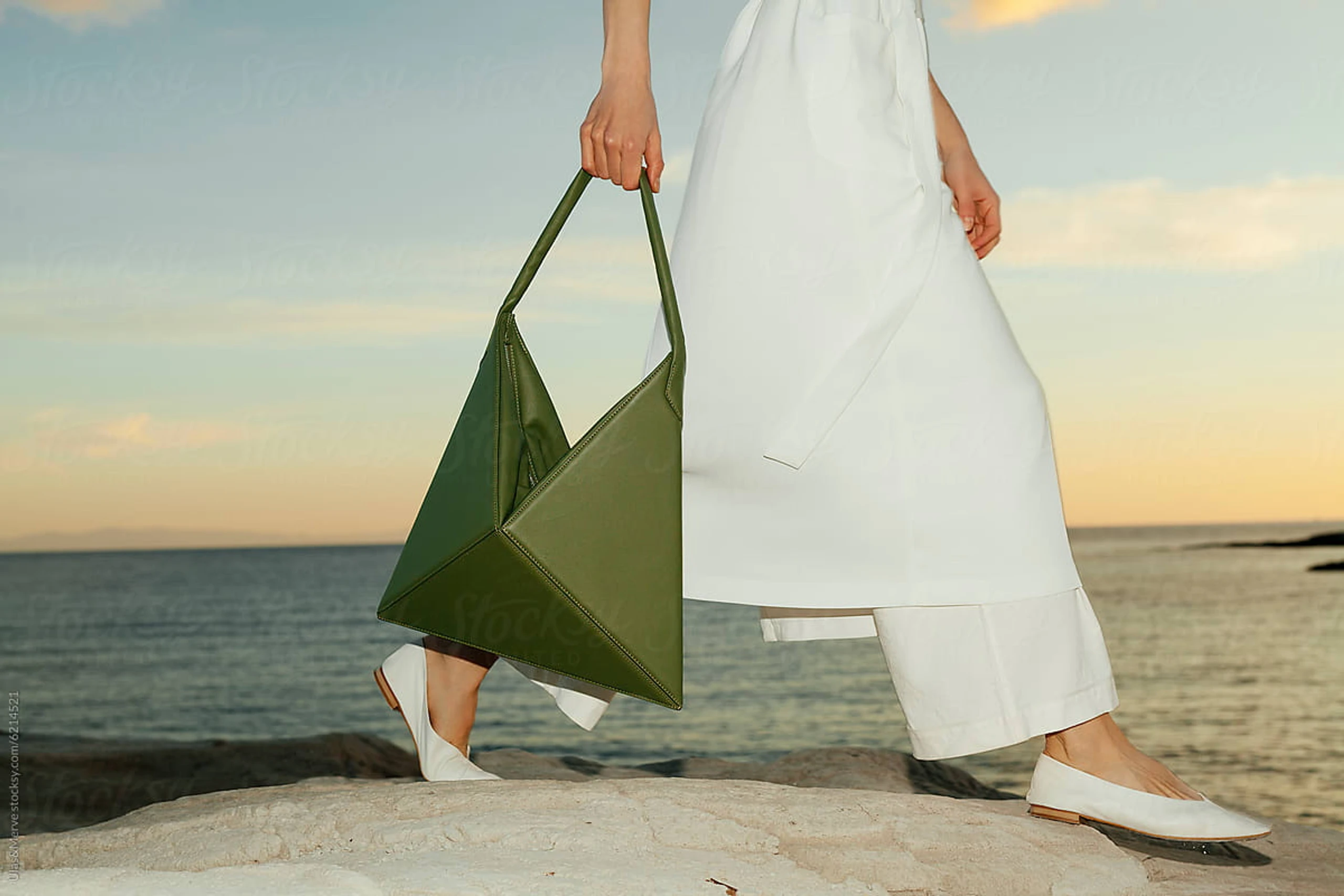 Frau am Meer mit Handtasche