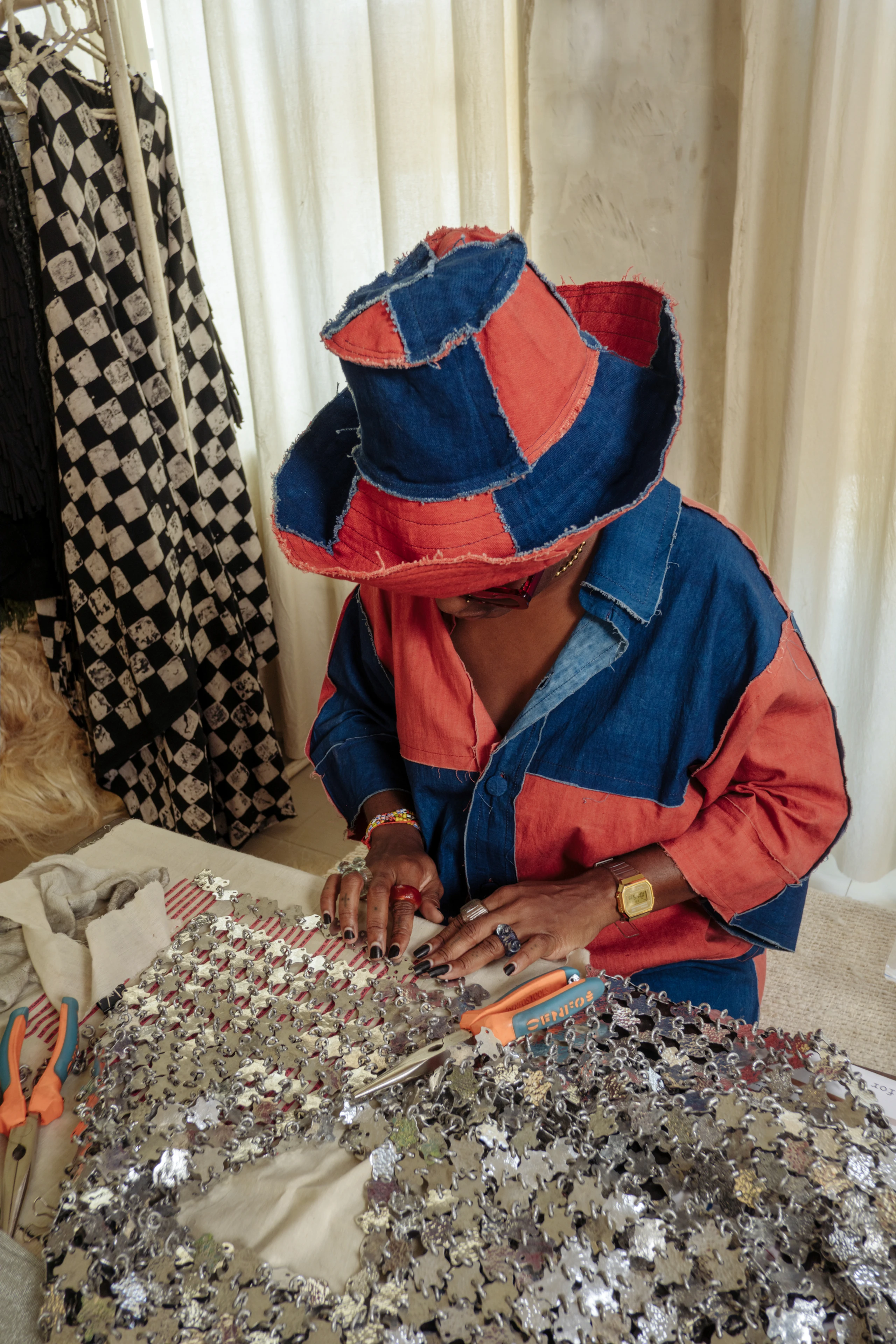 Designerin Bubu Ogisi arbeitet an einem Metallkleid