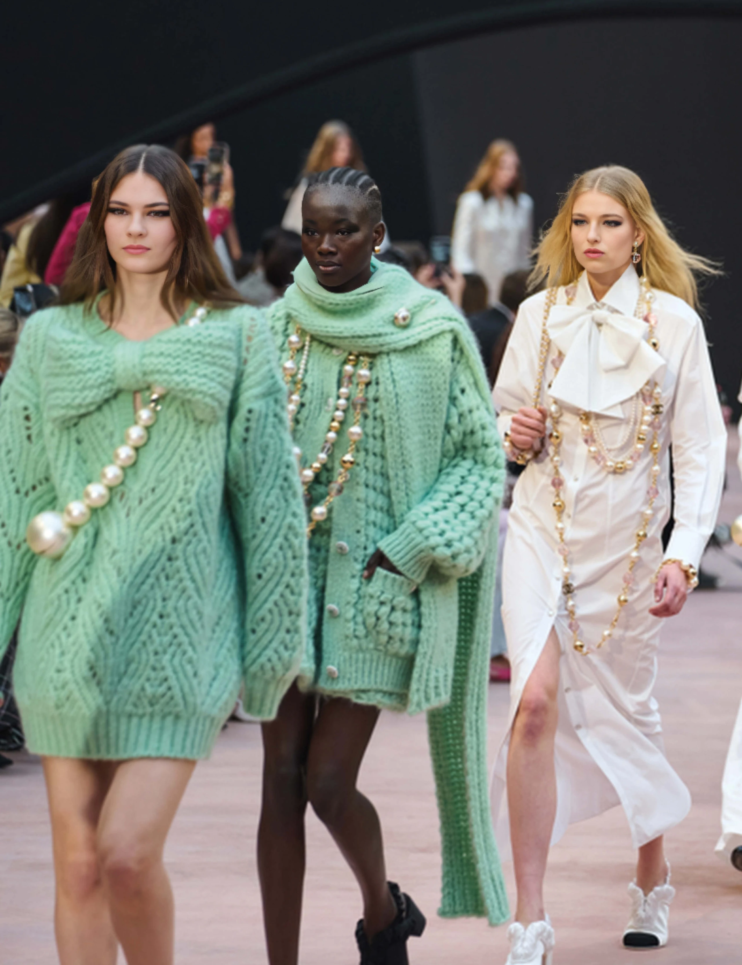 Drei Models am Catwalk von Chanel FW25 mit übergroßen Perlenketten