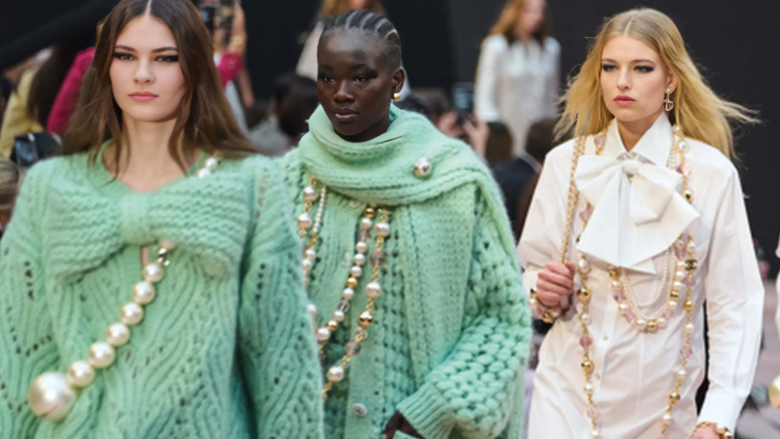 Drei Models am Catwalk von Chanel FW25 mit übergroßen Perlenketten